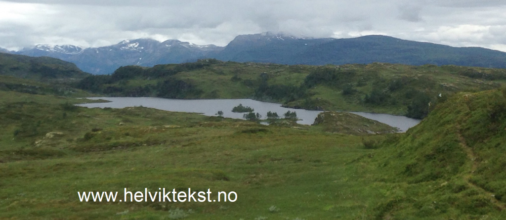 Landskapsbilete av eit fjellvatn.